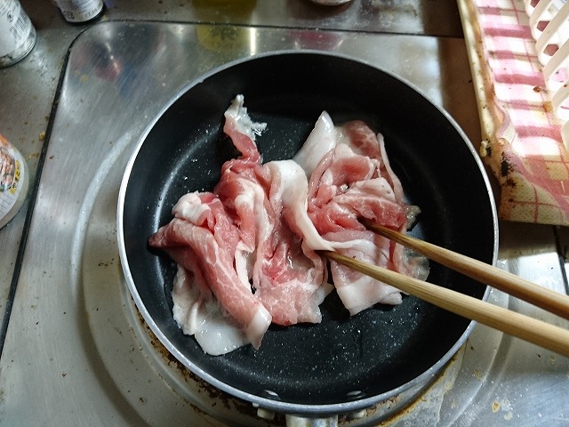 豚肉をフライパンへ入れる
