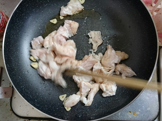 豚ホルモンを炒める