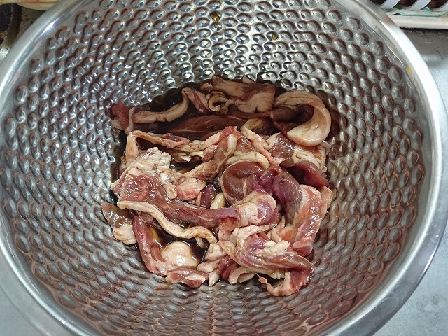 ラム肉を生姜焼きのタレに浸ける