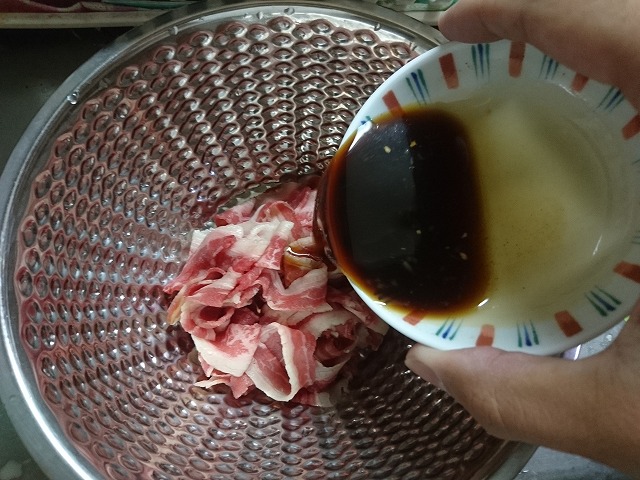 牛肉を生姜焼きのタレに浸ける