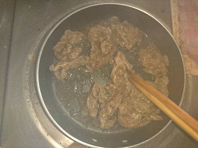 牛肉の生姜焼きを焼く