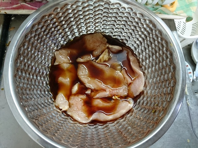 鶏胸肉を生姜焼きのタレに浸ける