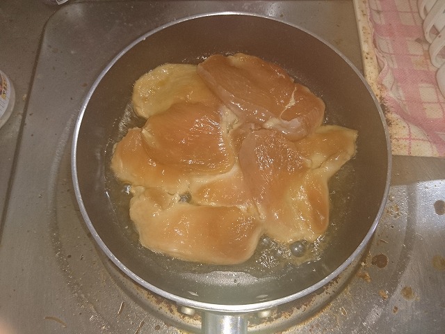 鶏胸肉の生姜焼きを焼く