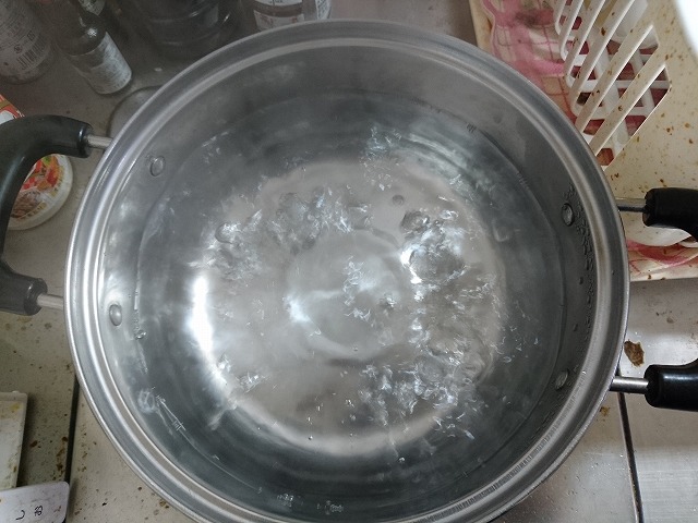 LEE ブラックカレー 辛さ×5倍を作るためにお湯を沸かす